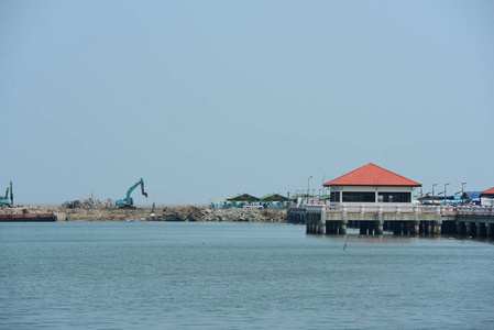 泰国Chonburi渔港的渔船和旧船