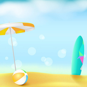 阳光明媚的沙滩上有金色的沙滩和蓝天。夏季背景与太阳伞, 充气球和冲浪板。旅游活动模板, 旅行社行动, 销售行动