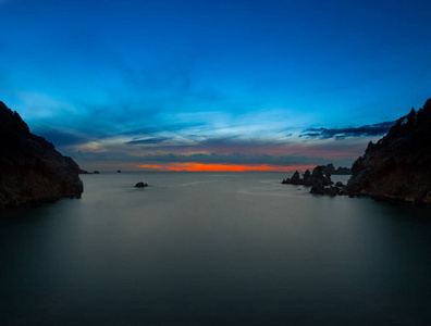 日出时长时间暴露海景。峭壁的看法入 se