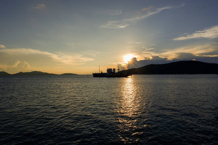 日落时分的松克拉湖渔船
