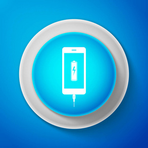 白色智能手机电池充电图标在蓝色背景下隔离。使用低电池充电和 Usb 连接的电话。圆圈蓝色按钮与白色线。矢量插图