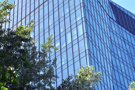 现代玻璃立面办公商务建筑的城市抽象背景细节。