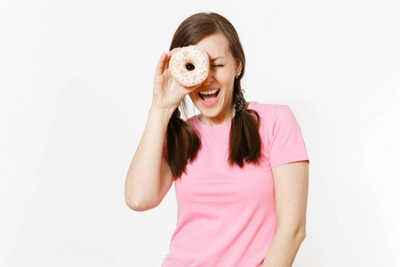 美丽有趣的快乐女人手里拿着五颜六色的甜甜圈，孤立在白色的背景上。 适当的营养或甜食甜点快餐。 节食的概念。 复制广告空间。 广告
