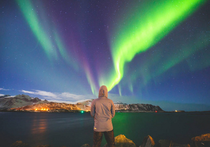 北极光也被称为北极光，在挪威洛福顿岛上空夜空中的北极光