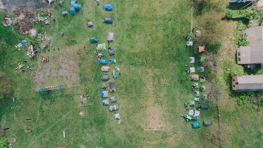野外营地鸟瞰图..帐篷。空中摄影。冷雅尔。乌克兰。