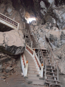 洞穴背景中的楼梯