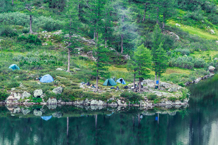 山湖岸边的旅游帐篷。 水上的游客营地。