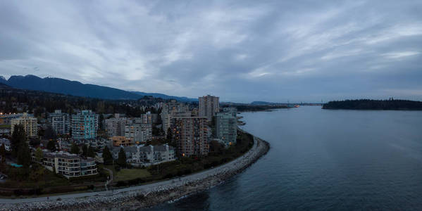 在一个充满活力的日落期间，城市住宅区的空中全景。 取自加拿大不列颠哥伦比亚省西温。