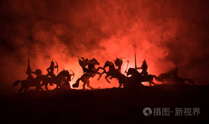 中世纪与骑兵和步兵的战斗场景.人物的剪影作为独立的