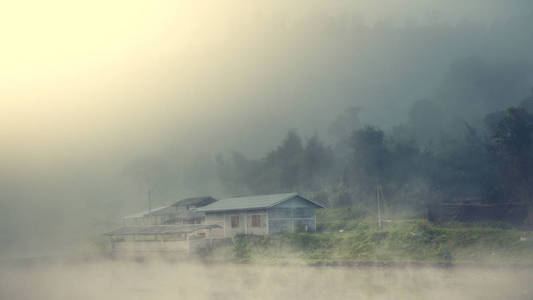 村里山与雾之间的小屋