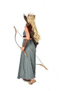 完整长度的肖像美丽的金发女士穿着幻想的长袍，手持弓箭。 站在白色背景上的姿势。