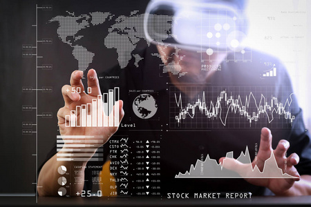 投资者分析股票市场报告和金融仪表板与商业智能B I与关键绩效指标KPI。商人戴虚拟现实护目镜在现代办公室与手机。