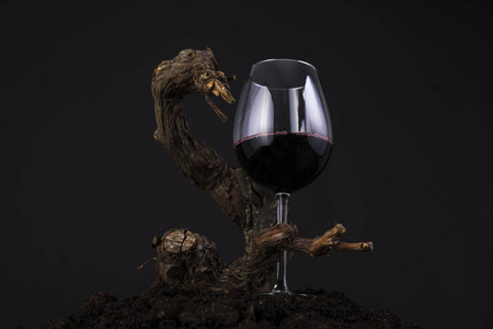 黑背景的传统木藤红酒杯
