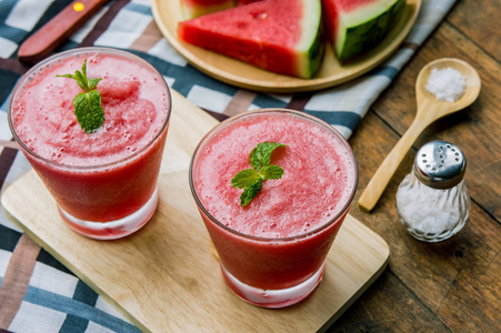 木桌上的西瓜冰沙水果，夏季的甜果饮料，健康饮食