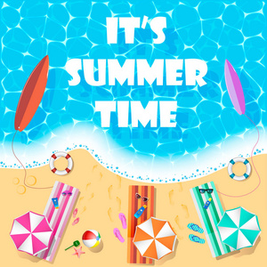 在阳光明媚的夏日, 海滩上有文字夏季时间和沙滩上的东西球拖鞋海星冲浪板太阳椅太阳镜沙滩伞。家庭度假。向量