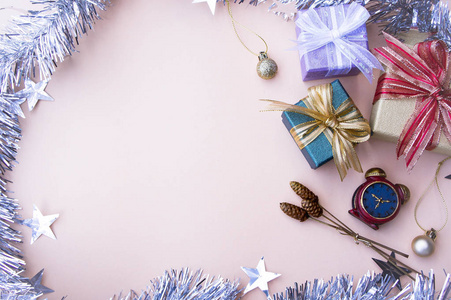 新年礼品盒装饰和圣诞节背景，复制空间复古风格