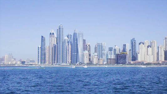 迪拜水运河, 迪拜, 阿拉伯联合酋长国。股票。从水中看迪拜的摩天大楼