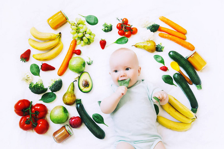 健康儿童营养食品背景顶部视图。 婴儿8个月大，白色背景上有不同的新鲜水果和蔬菜。 婴儿第一次固体喂养