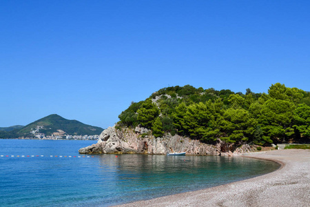 海景。 阳光明媚的日子里美丽的泻湖。 黑山。 亚得里亚海