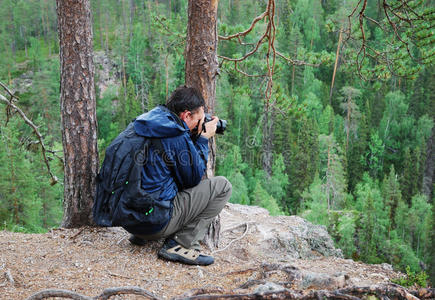 游客在塔加森林顶上拍照。