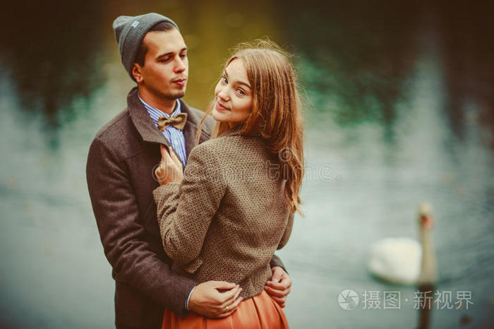 在湖边拥抱的男女