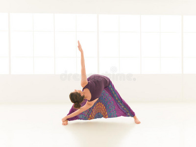 平衡和伸展瑜伽姿势示范