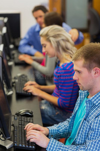 学生在机房使用电脑