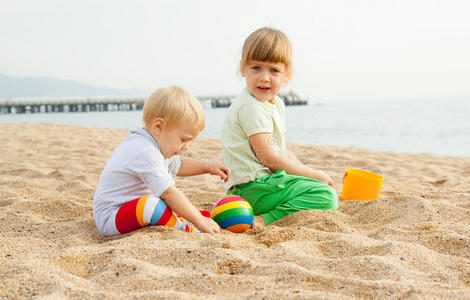 小孩子在玩沙子