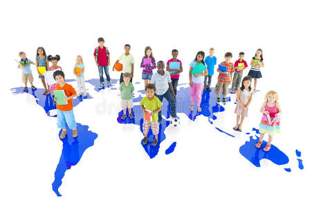 拥有世界地图的多元化儿童群体