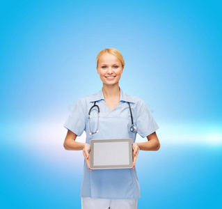 带着平板电脑微笑的女医生或护士