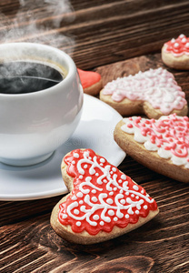 情人节烤的饼干和一杯咖啡图片