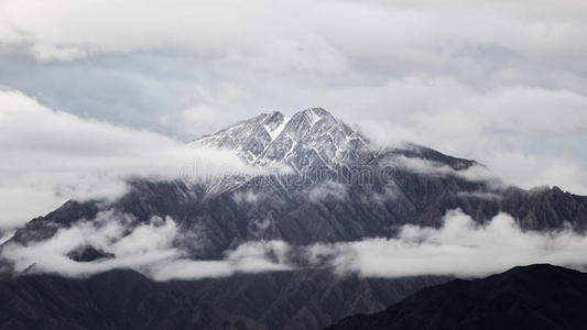 多云雪山