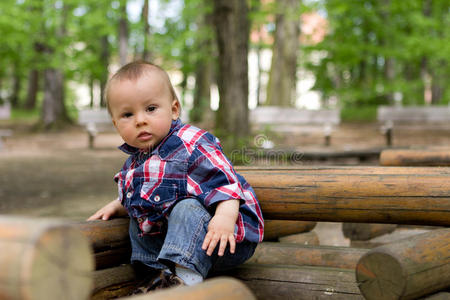 公园里坐木火车的男孩
