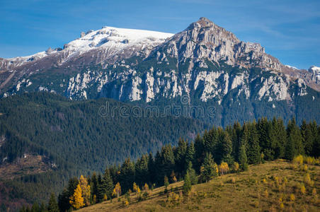 秋天的山景