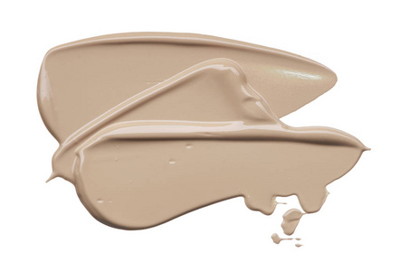 浅米色化妆涂片的奶油基础分离在白色背景。 浅米黄色奶油粉底纹理分离白色背景