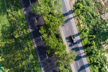 空中俯视道路，用汽车移动穿过树