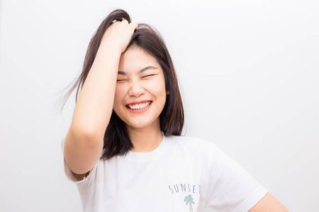 美丽的年轻亚洲妇女微笑的白色背景工作室拍摄