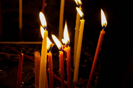 在耶路撒冷旧城的圣墓人教堂点燃蜡烛