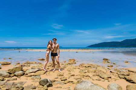马来西亚热带蒂曼岛上有年轻游客夫妇的景观。 美丽的东南亚海景在Tekek海滩。