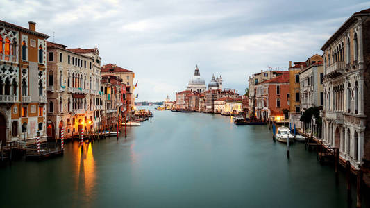 意大利威尼斯城，日出时欣赏威尼斯大运河和巴西利卡圣玛丽亚德拉敬礼。威尼斯以其独特的城市和文化，是意大利著名的旅游目的地。