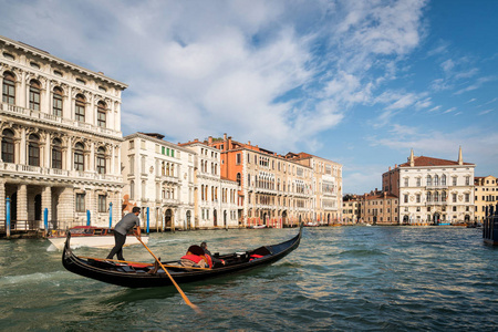 威尼斯的贡多利埃港通过意大利威尼斯的大运河。贡多拉是一艘传统的，平底威尼斯划艇。是意大利威尼斯独特的交通工具..