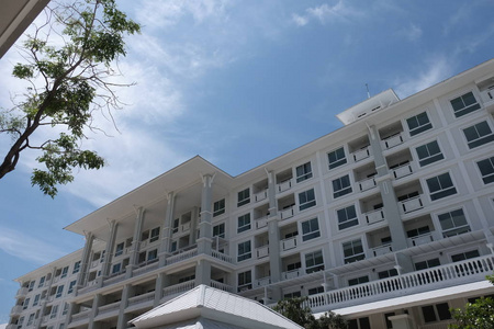 现代建筑在阳光明媚的一天。现代白色丹麦住宅公寓大楼附近的泰国恰乌姆。