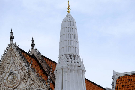 泰国寺庙和美丽的白塔是美丽的灰泥设计。 古老的佛陀形象。 泰国沃特法拉穆罕默德佩特查布里。