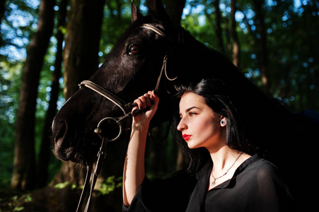 神秘女孩穿黑色，马穿木头。