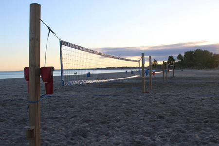 伊利湖安大略省斯坦利港日落海滩排球网