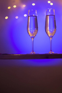 香槟起泡葡萄酒杯波塞科卡瓦在夜总会聚会酒吧在伊比萨西班牙婚礼，灯光后面。