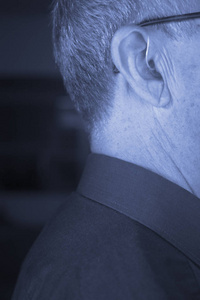 聋人老人佩戴现代数字高科技助听器。