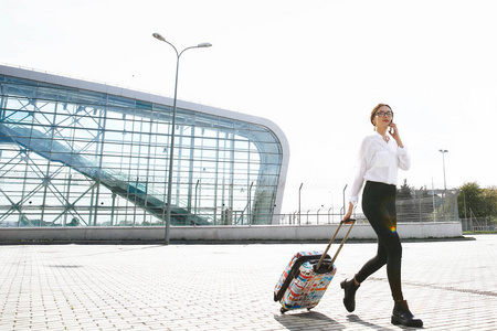 。 国际机场商务女性，前往候机楼，进行飞机旅行旅行，移动概念和航空航天工业飞行连接