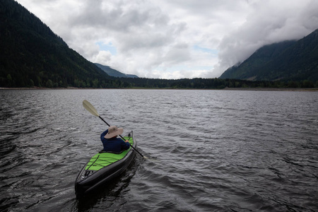 冒险的人在皮艇上欣赏美丽的加拿大山景。 在琼斯湖附近的辣椒和希望东部温哥华加拿大。
