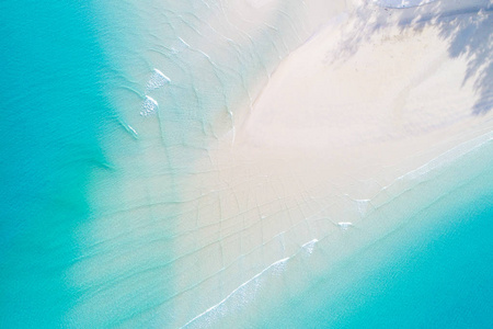 令人惊叹的白沙滩三角海岸鸟瞰图